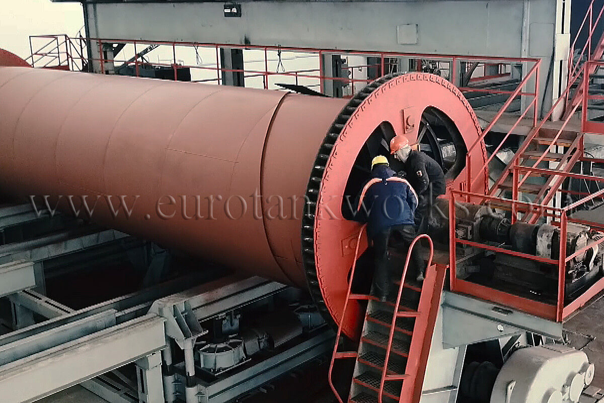 Fabricación de tanques de almacenamiento de agua caliente.