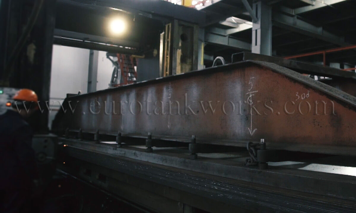 Fabricación de tanques de almacenamiento: bordes de metal antes de soldar